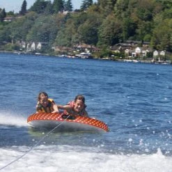 Outsunny Bouée Tractée Gonflable 2 Places - 4 Poignées, Système D'accroche Rapide, 2 Pads En Néoprène - Accessoires Inclus - PVC ABS Rouge Jaune - Rouge -Outsunny Soldes Magasin 54943850 4