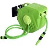 Outsunny Dévidoir Mural Enrouleur Automatique Pivotant 180° Tuyau 20 + 2 M Avec Lance Arrosage Support Mural Intégré Vert -Outsunny Soldes Magasin 7443059 1